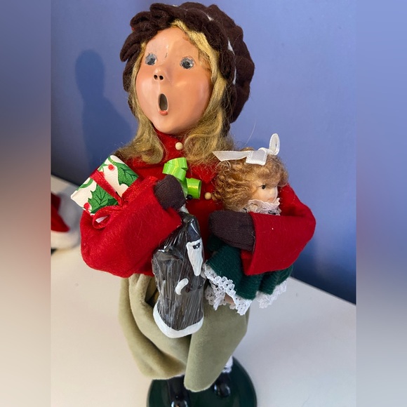 Byers’ Choice 1990 girl shopper - Picture 4 of 4